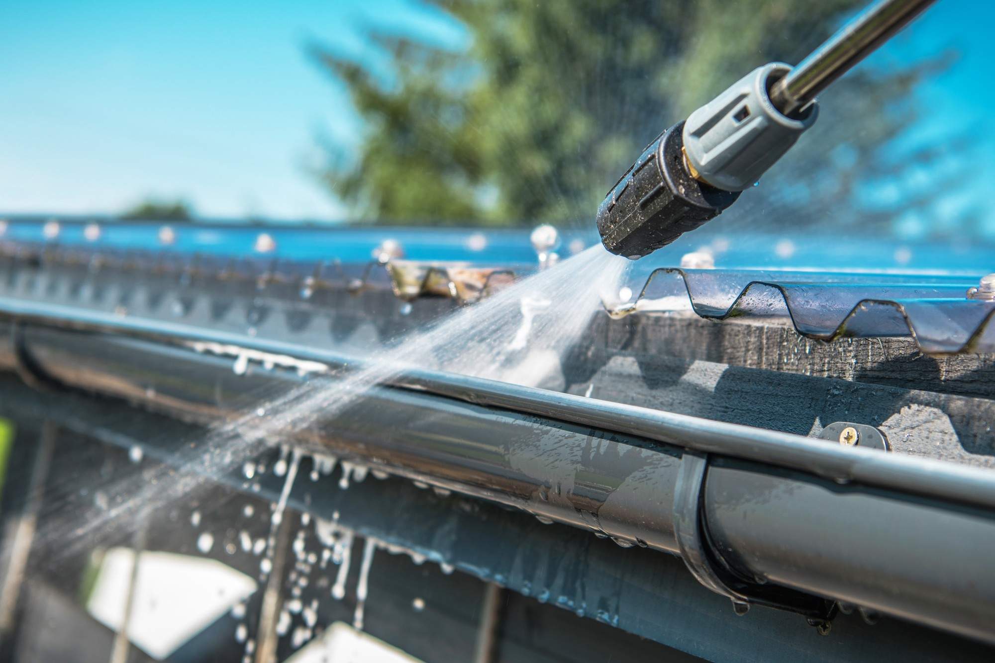 How to Choose the Right Gutter Guard Cleaning Company