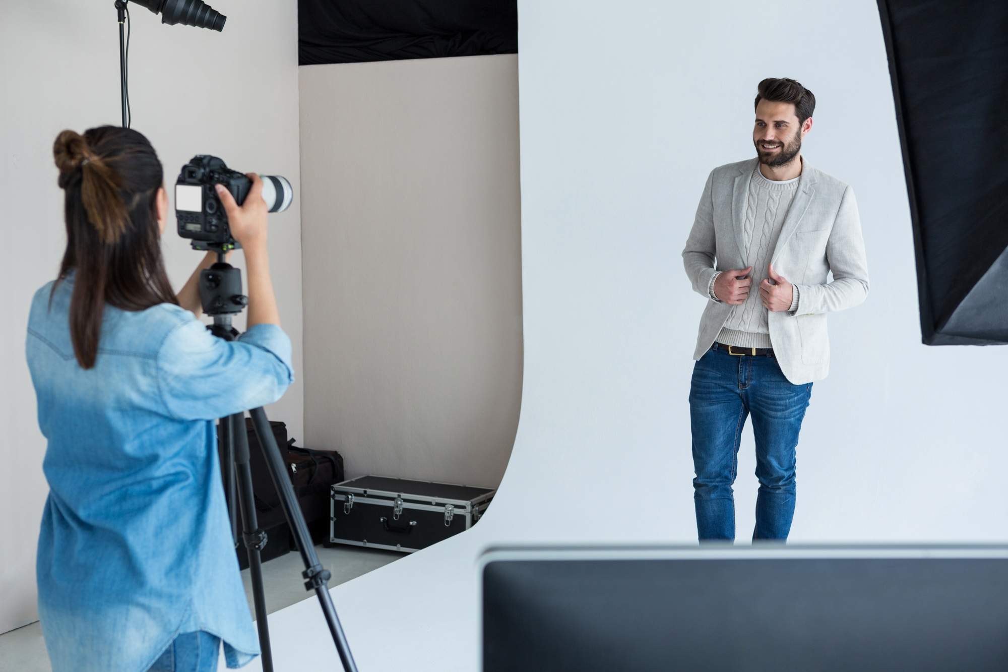 4 Power Poses to Help You Nail Your Next Corporate Headshot