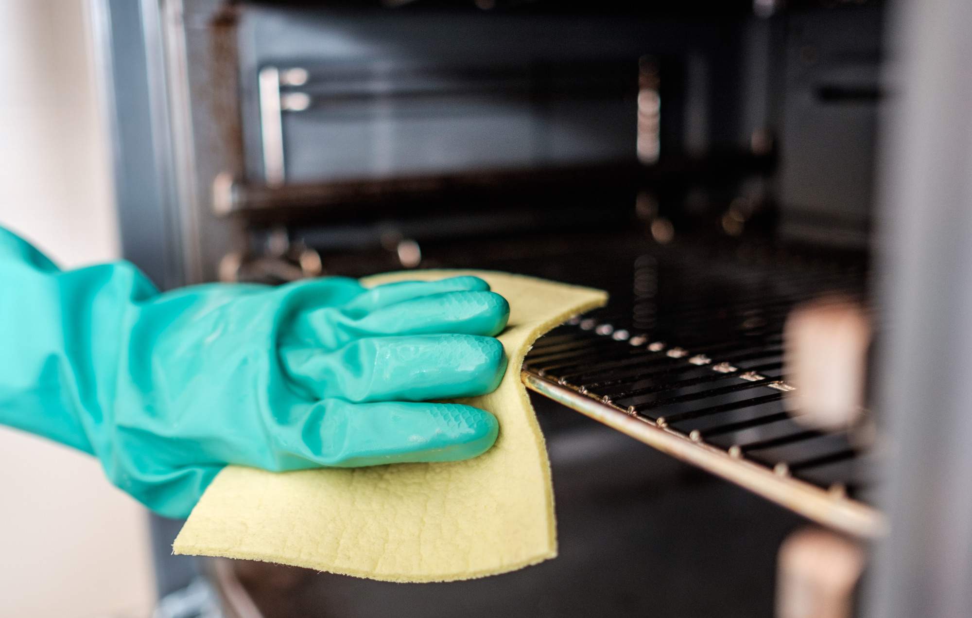 Cleaning an Oven: 4 Tips to Save Time and Make Cleaning a Breeze