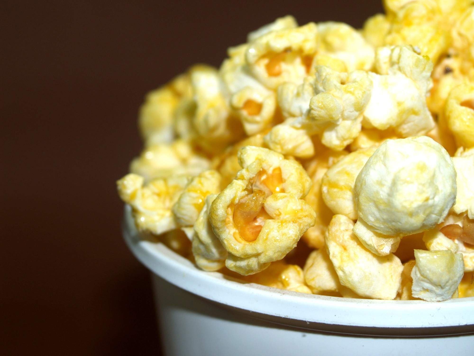 White Popcorn vs Yellow Popcorn: What Are the Differences?