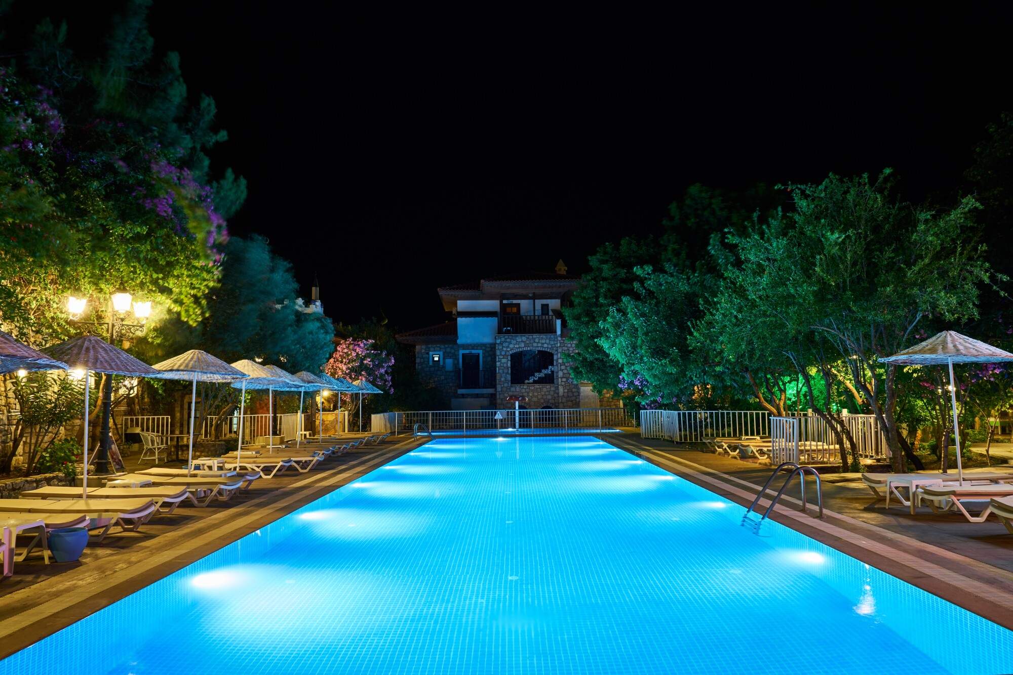 How to Choose the Right Pool Lighting