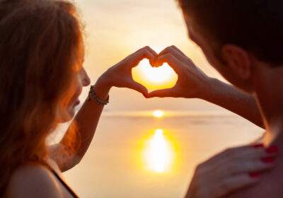 6 Signs She Likes you – How To Know If A Girl Likes You